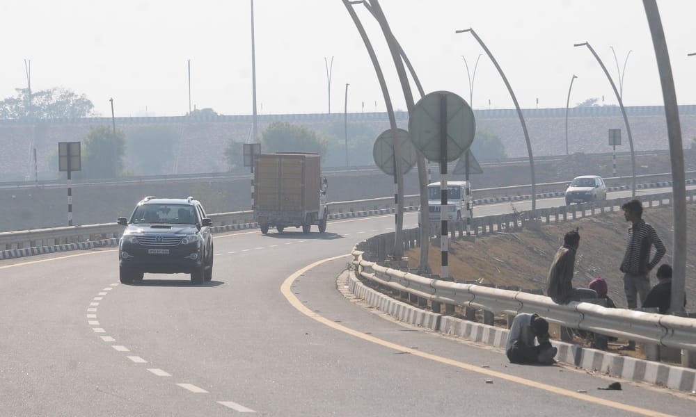 car tyre burst at Agra-Lucknow expressway 3 injured