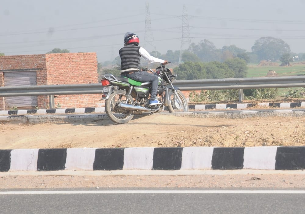 incomplete agra lucknow expressway 