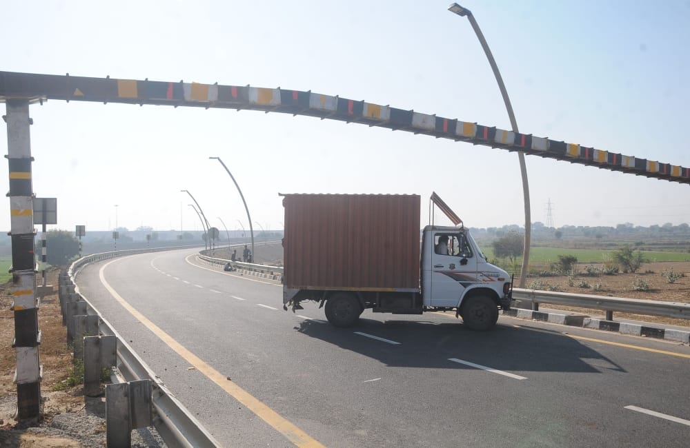 incomplete agra lucknow expressway 
