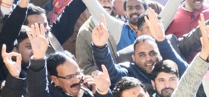 himachal assembly election result 2017 bustle in congress and bjp office for election 