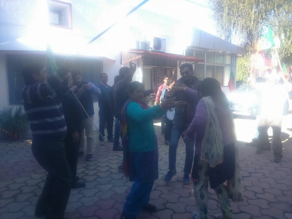 gujrat himachal chunav result 2017 uttarakhand bjp worker celebration
