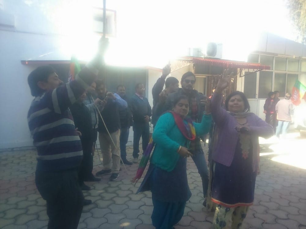 gujrat himachal chunav result 2017 uttarakhand bjp worker celebration