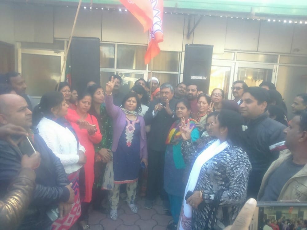 gujrat himachal chunav result 2017 uttarakhand bjp worker celebration