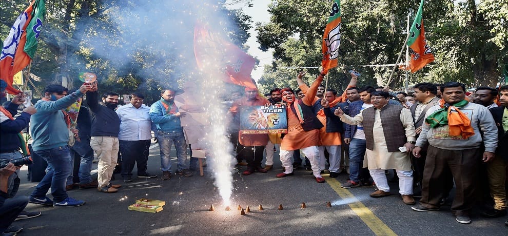 Gujarat election 2017 live result Party workers celebrating success in New delhi party headquarter