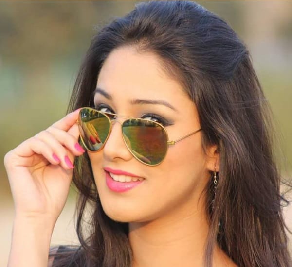 Actress donal bisht wear 40Kg lahenga in TV show ek deewana tha