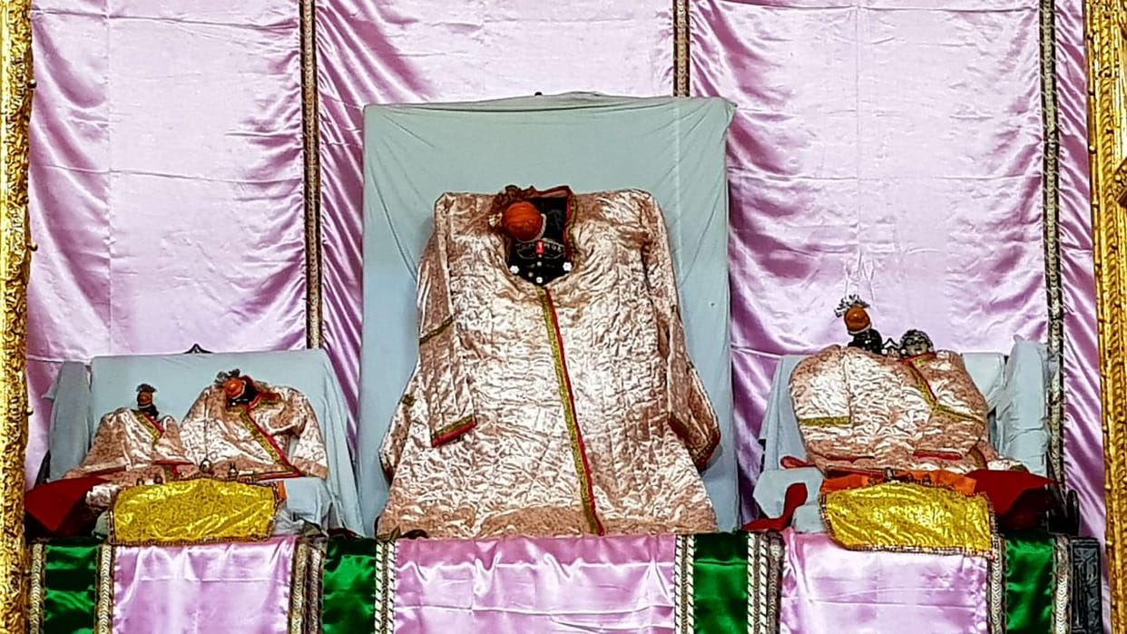 Devotees Offering Woolen Clothes And Special Quilt To Lord Krishna In Mathura