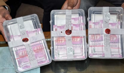three men caught in smuggling fake notes