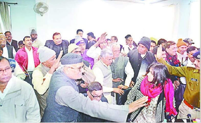 farmers angry in front of ministers