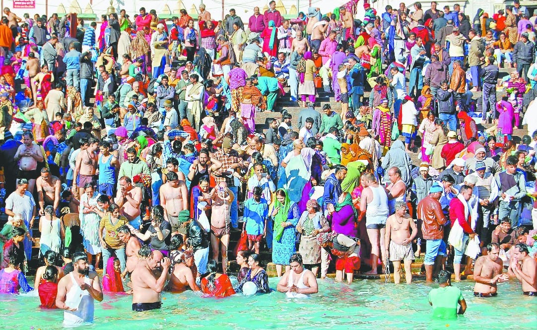 somvati amavasya 2017 devotees holy dip in haridwar ganga