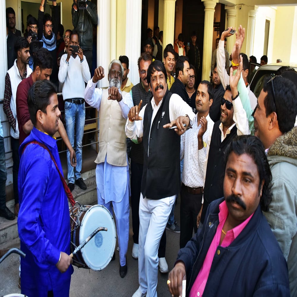 gujarat verdict- bjp workers begins celebration at various party offices in neighbour state 