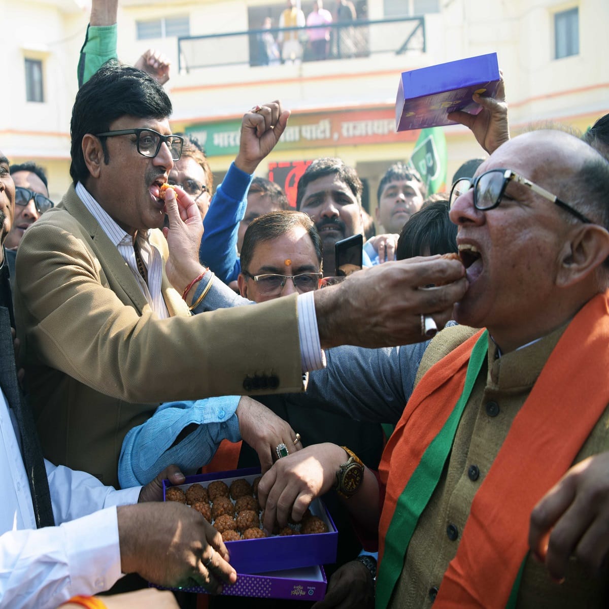 gujarat verdict- bjp workers begins celebration at various party offices in neighbour state 