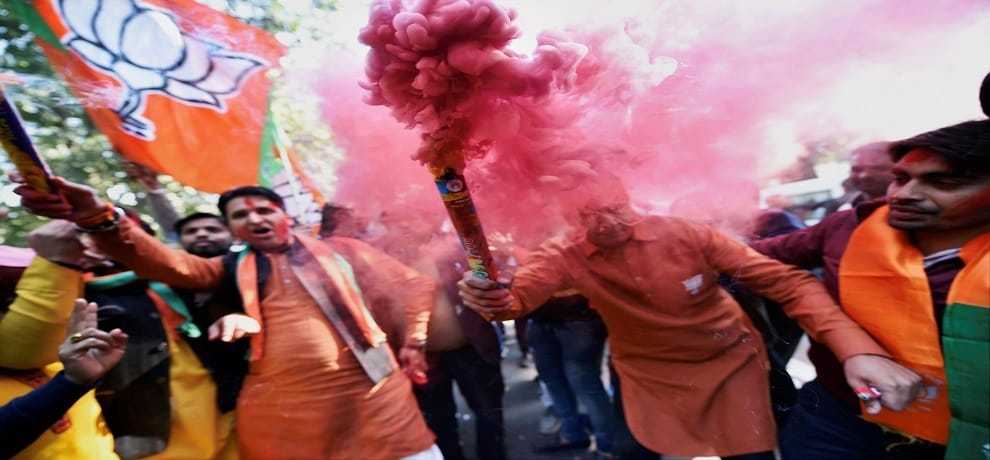 Gujarat election 2017 live result Party workers celebrating success in New delhi party headquarter
