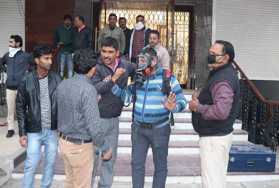 कीटनाशक छिड़काव से चार बेहोश, अफरा-तफरी