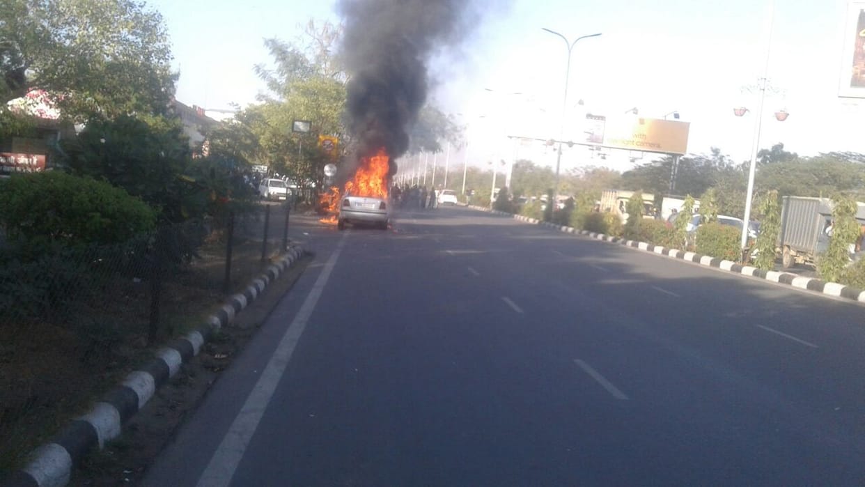 jaipur The car was surrounded by flames, rumored to see reverse movements