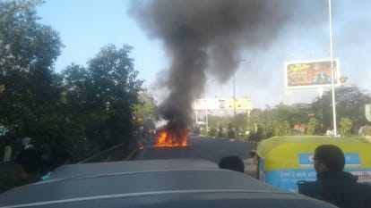 jaipur The car was surrounded by flames, rumored to see reverse movements