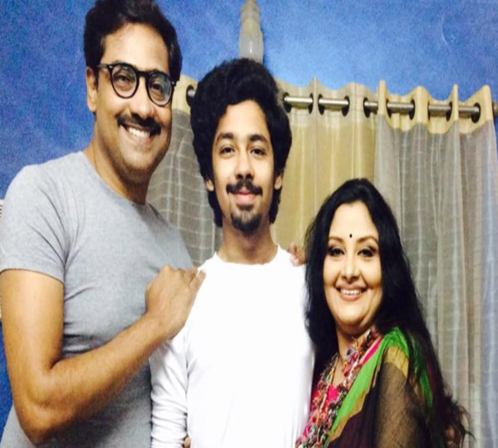 misbehaving with actor kaushik sen at kolkata airport 3 arrested