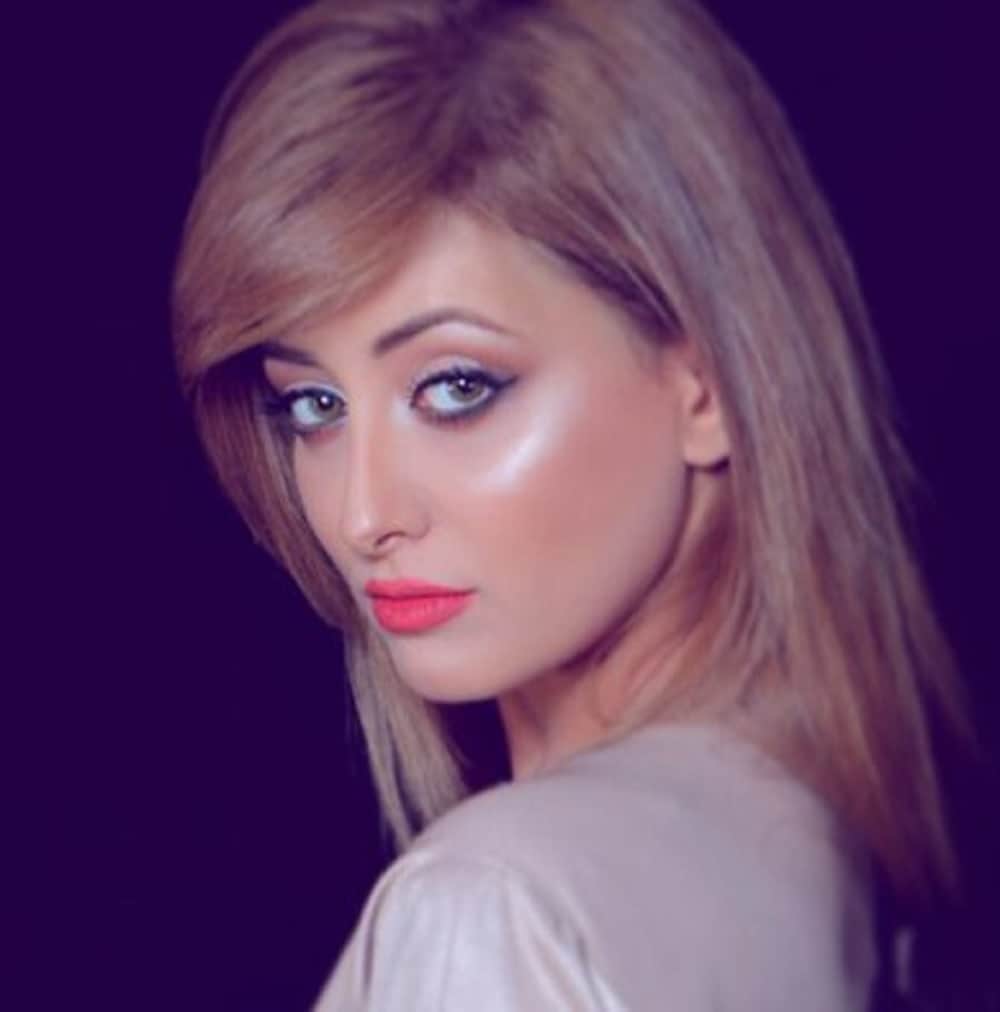 Miss iraq family receive threat calls to leave the country after taking selfie with miss israel 