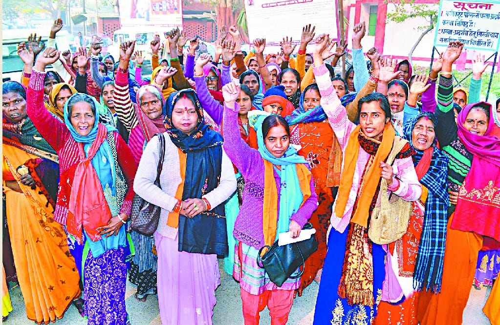 महिलाओं ने प्रदर्शन करके मांगे राशन कार्ड और शौचालय