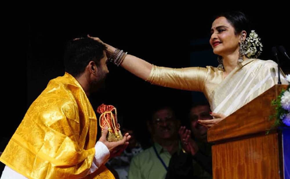 After receiving Smita Patil Memorial Award rekha says smita patil was far better actress than me 