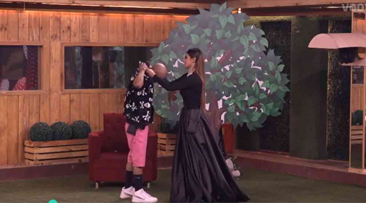 bigg boss 11 aakash said to mouni that yes i m addicted about sex