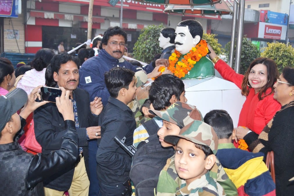 अमर शहीदों की प्रतिमाओं पर माल्यार्पण कर किया नमन