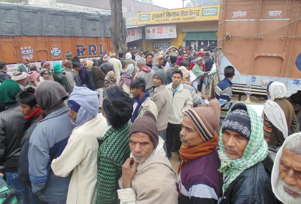 कड़ाके की ठंड में यूरिया के लिए किसानों की लंबी कतार