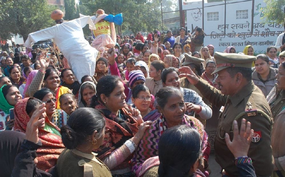 पुतला छीनने पर पुलिस से भिड़ीं आंगनबाड़ी कार्यकर्ता