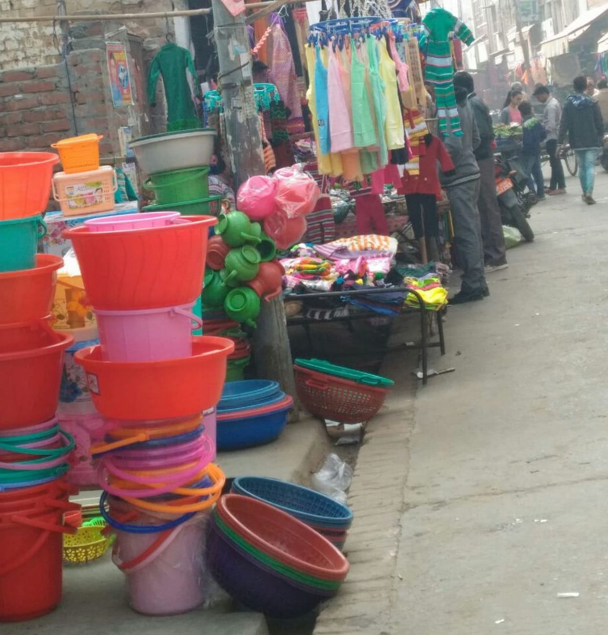 शहर में व्यापारियों ने बेच दिए फुटपाथ