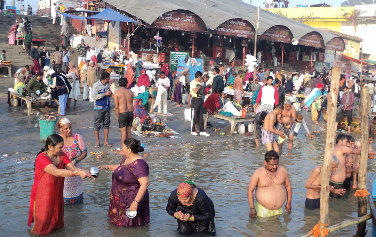 somvati amavasya; thousands fo pilgrims polydip at brij ghat ganga