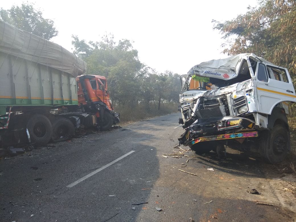 two trucks bump, three hours jammed
