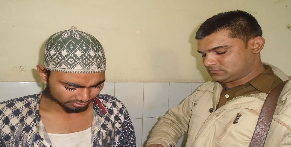 The young man ran a knife behind the soldier, this was the case