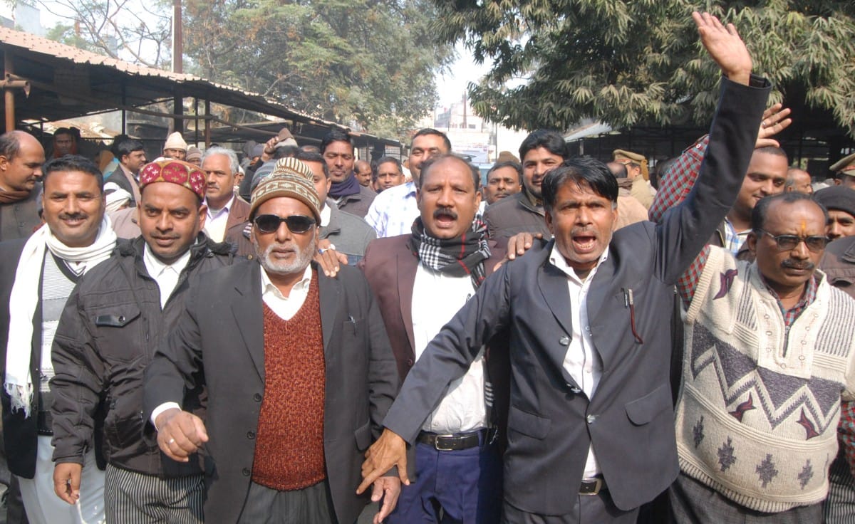 एसपी के बिगड़े बोल पर भड़के अधिवक्ता