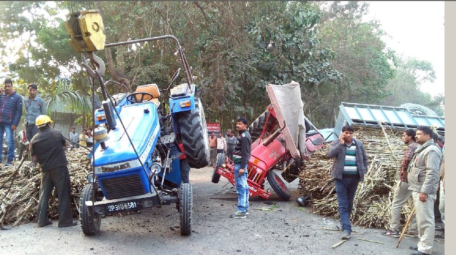 ओवरटेक करते दो गन्ना ट्राली आपस में टकराकर पलटी, कोई हताहत नही