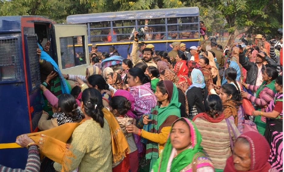 आंगनबाड़ी कार्यकर्ताओं का हल्लाबोल, दी गिरफ्तारी
