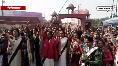 protest of aaganwadi workers against goverment in firozabad