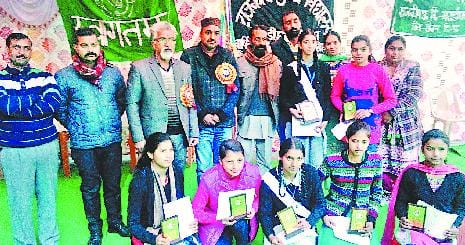  पुरला स्कूल के होनहार किए सम्मानित