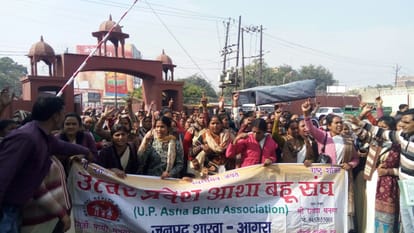 aanganwadi worker protest in uttar pradesh
