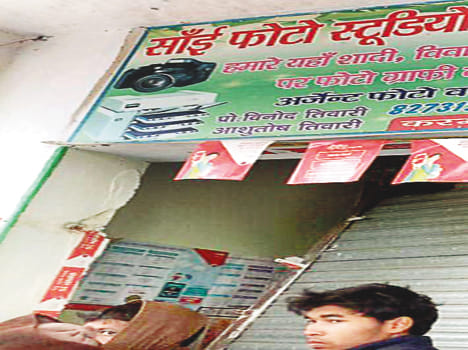 Breaking the shutters of two shops, millions of goods stolen.