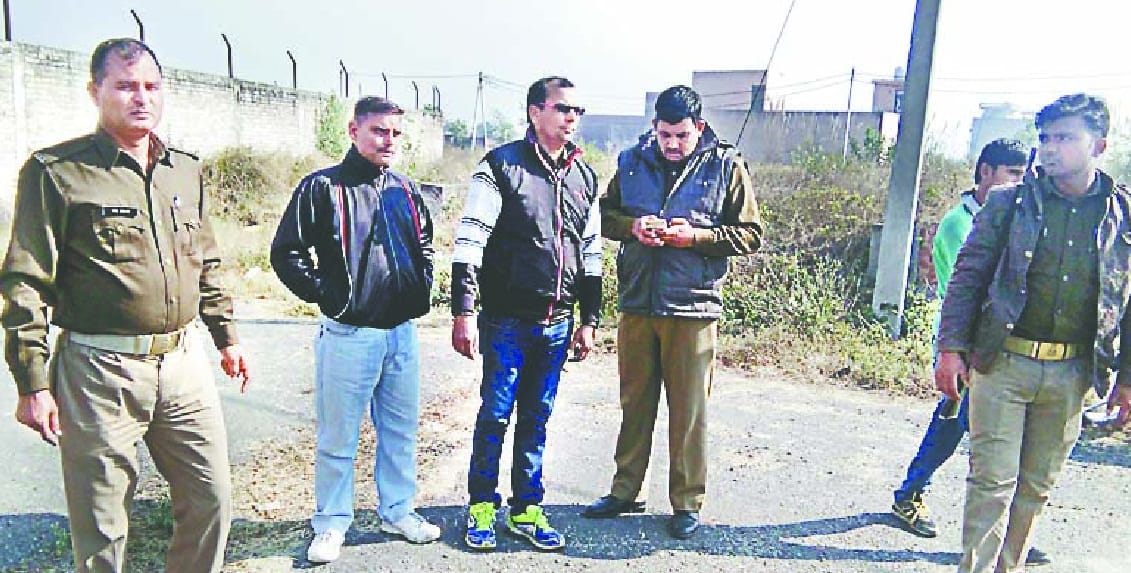meat se bhari car ke saath do pakde