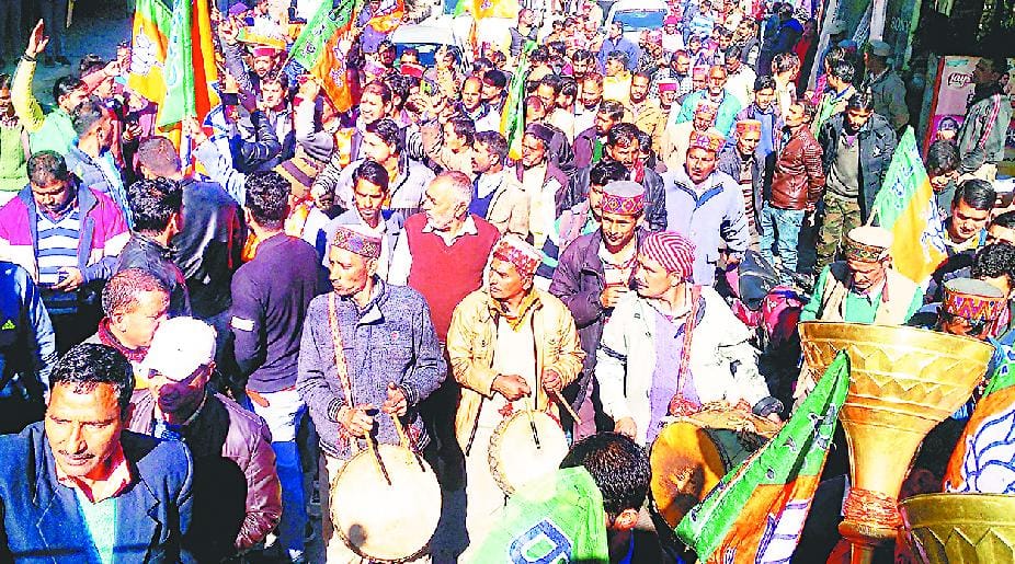 जयराम ठाकुर की जीत की खुशी में निकाली विजय रैली