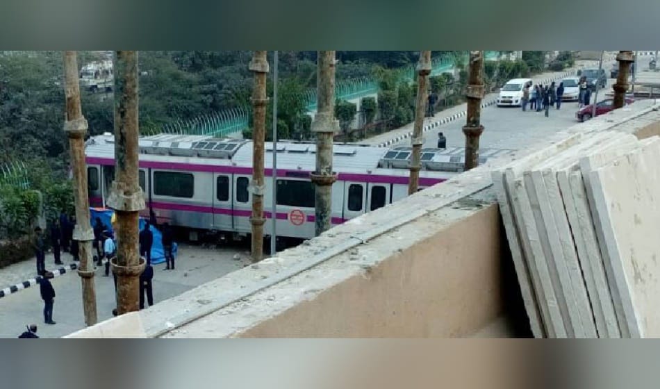 metro got derailed during trial run at kalindi kunj