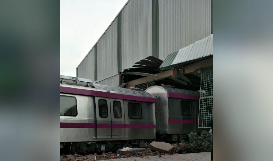metro got derailed during trial run at kalindi kunj