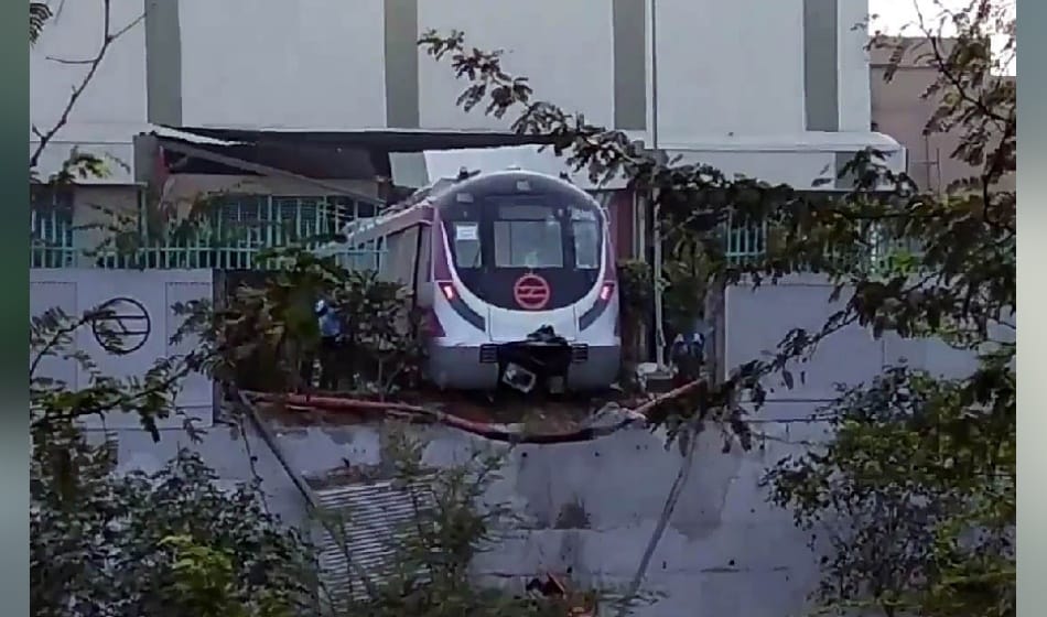 metro got derailed during trial run at kalindi kunj