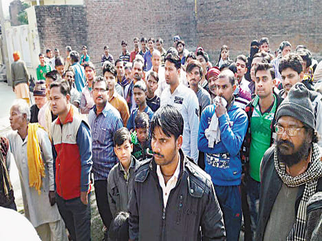  घटनास्थल के बाहर जमा लोगों की भीड़।