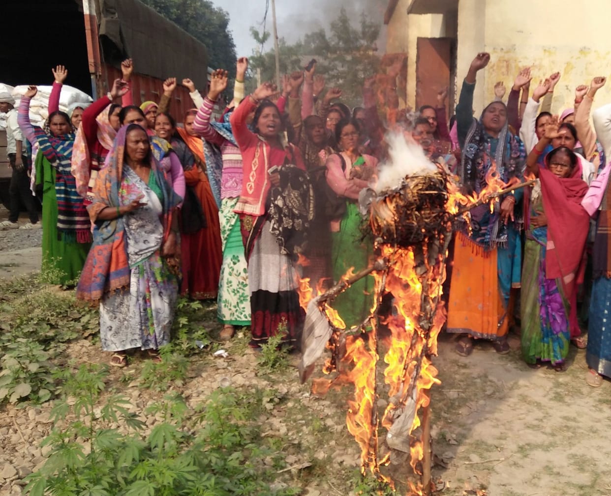 आंगनबाड़ी वर्करों ने निदेशक का पुतला जलाया