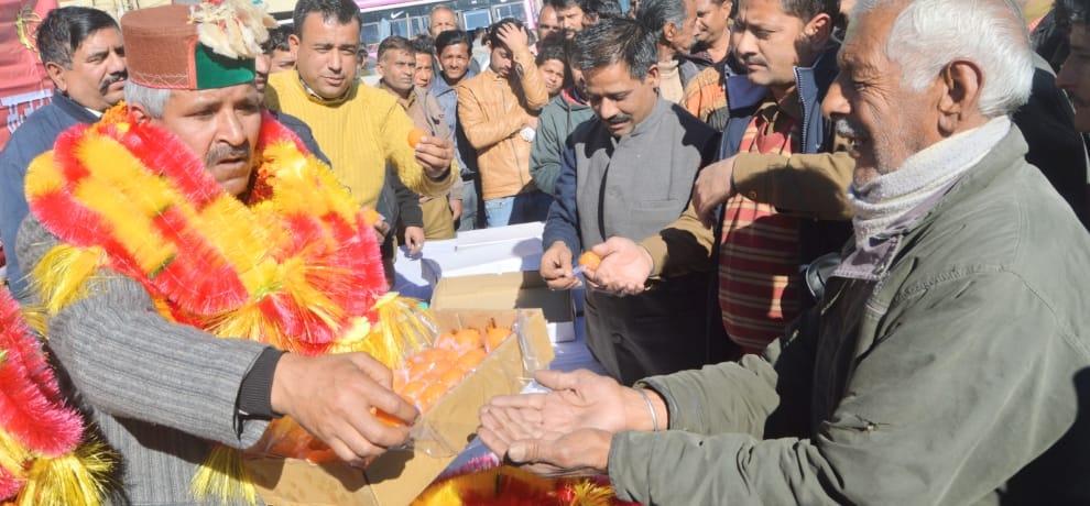 himachal election result employees leader distributed sweets after bali lose election