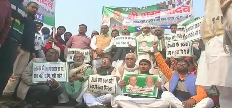 Sharad Yadav supporters marched to Raj Bhawan in patna raised slogans against Nitish kumar