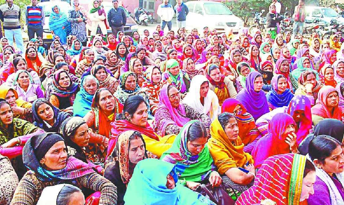 सड़कों पर आंगनबाड़ी व मिड डे मील वर्कर