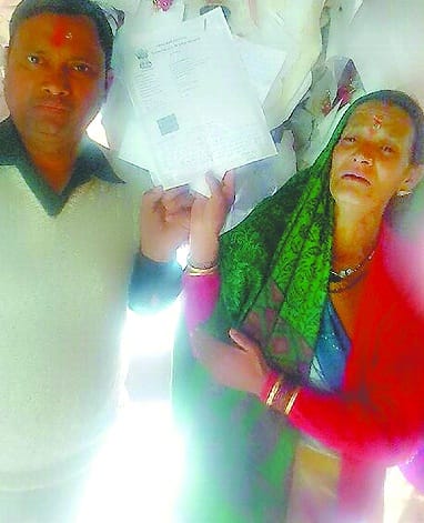 Rakesh's parents arrive in the Court of Gwalior for justice