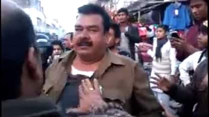 SIDDHARTHNAGAR UP POLICE INSPECTOR BEATEN IN NEPAL BORDER DISPUTE REGARDING JACKET